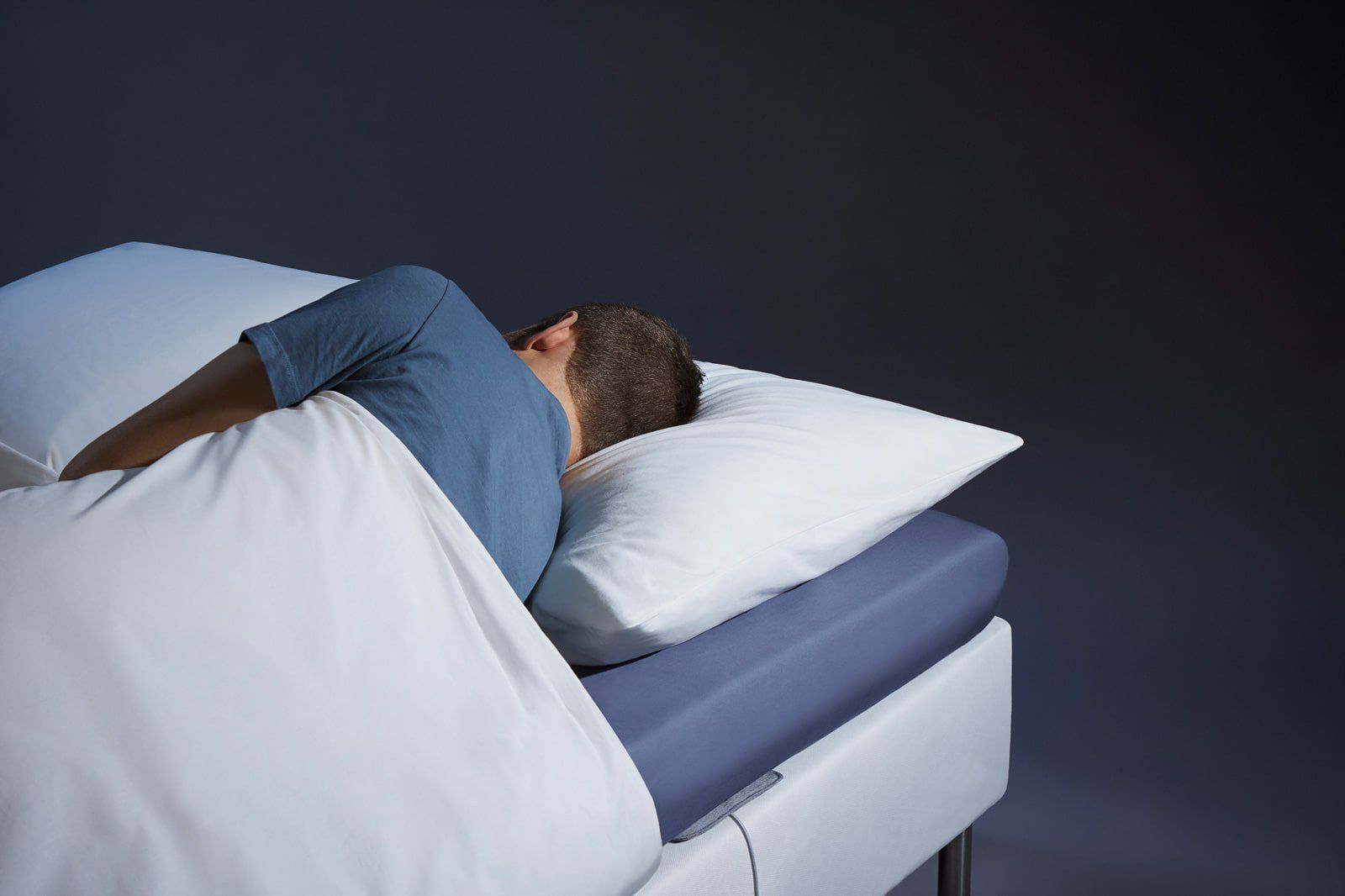 Man sleeping while keeping withings sleep tracker mat under mattress